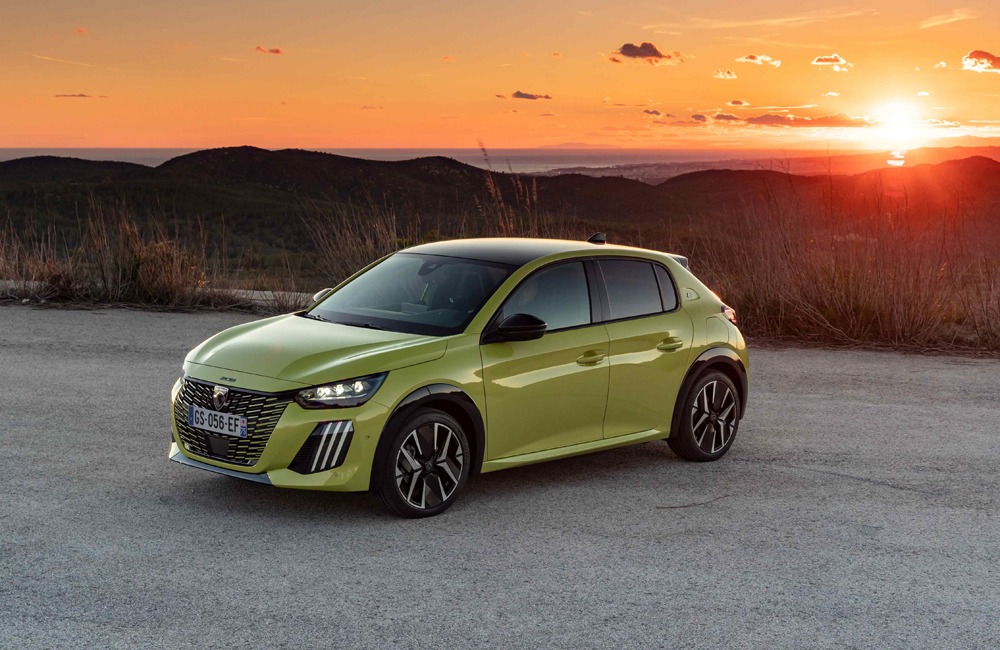 Peugeot e-208 amarelo