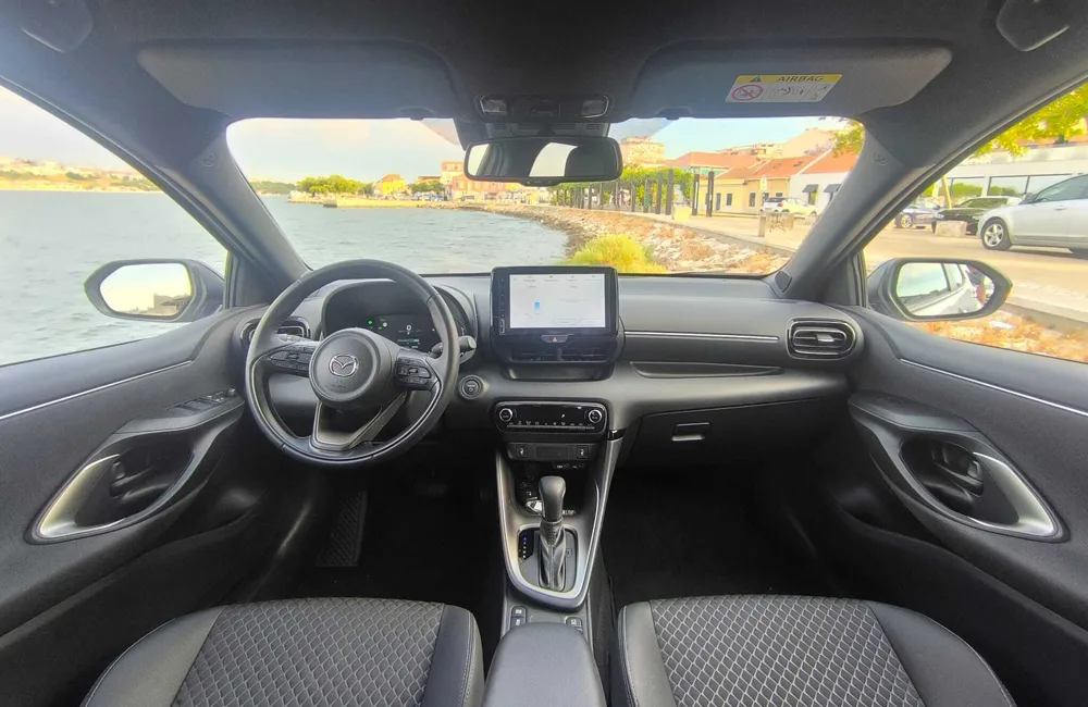 mazda2 hybrid interiores