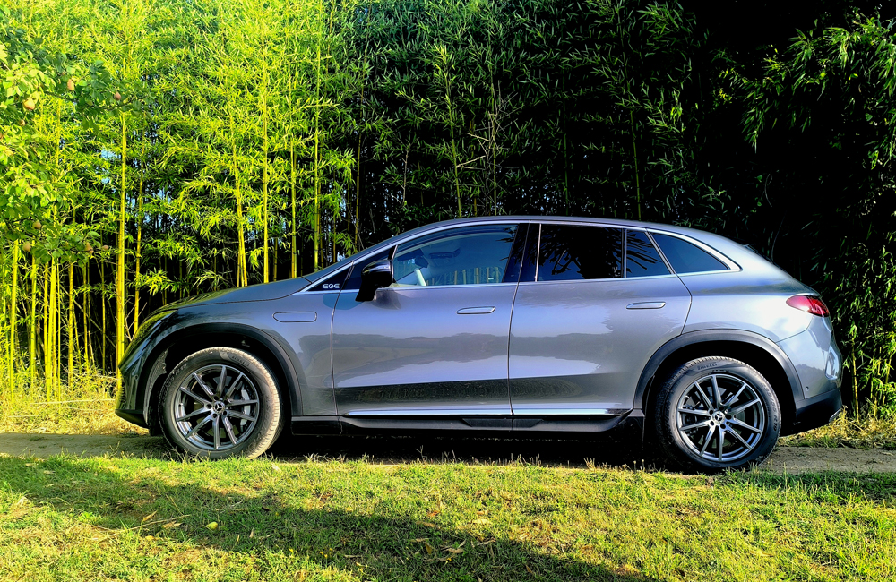 lateral Mercedes EQE 300 SUV