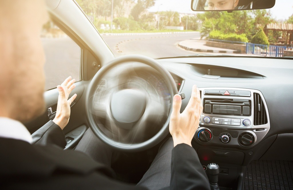 Técnicas de condução defensiva - adoptar uma boa postura ao volante aumenta a sua visibilidade, reduz a fadiga e permite reagir mais rápido em situações de risco. Tudo isto contribui para uma condução mais segura e é uma forma de se defender contra imprevistos.