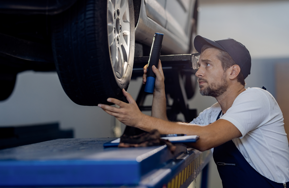 Técnicas de condução defensiva - a manutenção do automóvel, com foco na iluminação, limpa para-brisas, travões, e pneus é uma técnica de condução defensiva, porque ajuda a manter o carro sob controlo e garantir que ele responde com eficácia quando se depara com um potencial risco.