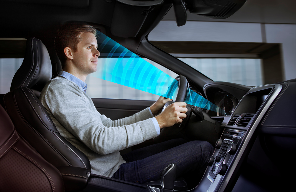 Técnicas de condução defensiva - manter o foco na estrada e não se distrair com o telemóvel ou os ecrãs de infotainment reduzem o risco de acidentes e de colocar em risco a sua segurança e de todas as pessoas com quem se cruza nas estradas.