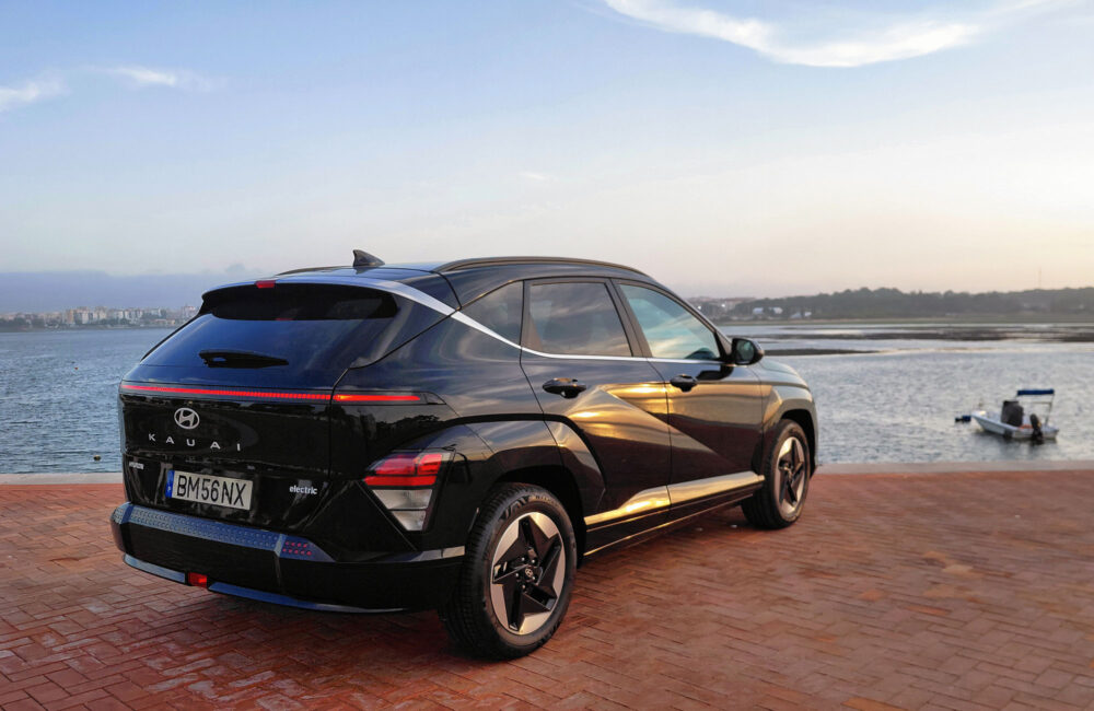 Hyundai Kauai EV Tres Quartos Traseira Sol Refletido Hyundai Kauai EV Tres Quartos Traseira Sol Refletido