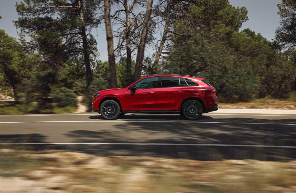 Mercedes-GLC-Elétrico-Lateral-Estrada