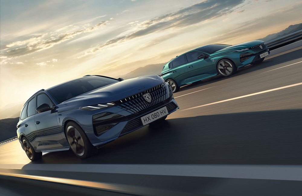 Novo Peugeot 308 estreia no Verão de 2025 e chega ao mercado perto do final do ano. Ele faz a estreia do logo iluminado na grelha dos modelos da Peugeot e ganha mais autonomia nos e-308 e -308 SW