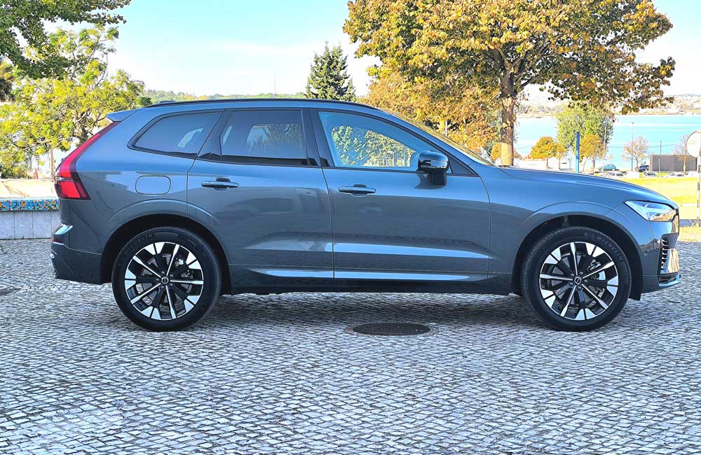 Volvo XC60 PHEV lateral